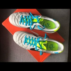 Nike Soccer women’s shoes cleats - 7 US